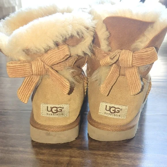 UGG Women's Sheepskin Boots Size 7 - Picture 2 of 5